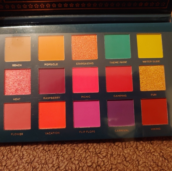 Ace Beauté Nostalgia Eyeshadow Palatte - Picture 3 of 3